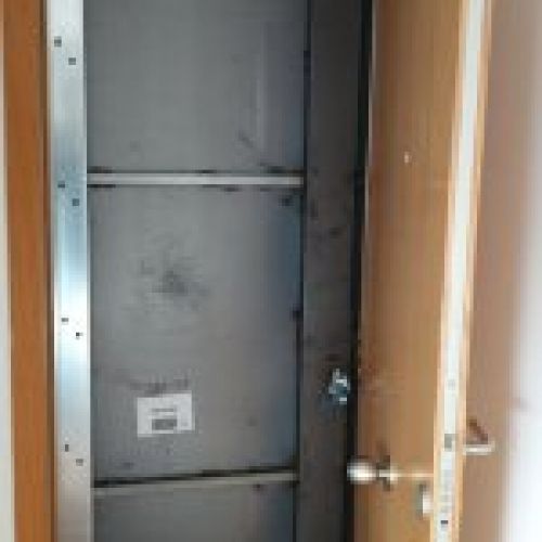puerta antiokupa vista interior