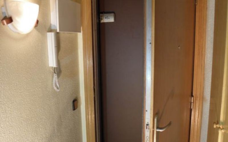 Porta Doorclosed Vista Exterior Oberta